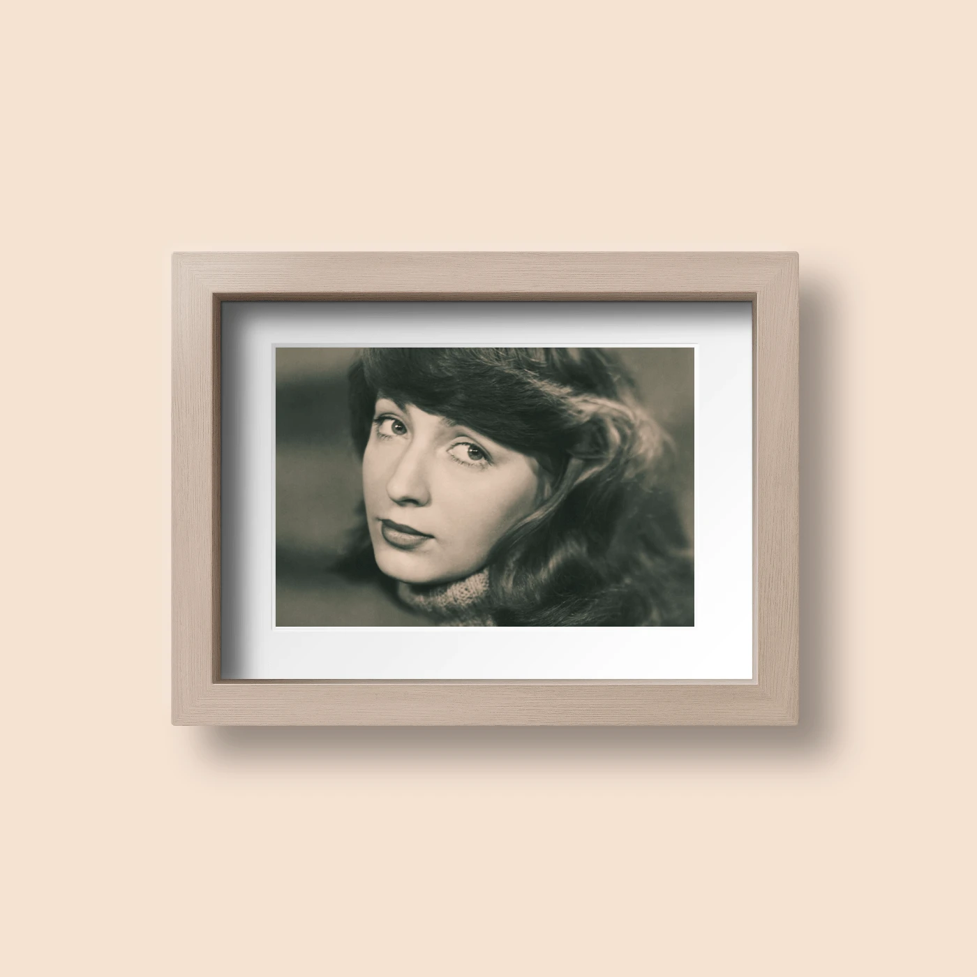 Eksempel på bilde i ramme. Bildet viser et portrett av en kvinne med langt hår i sort/hvitt