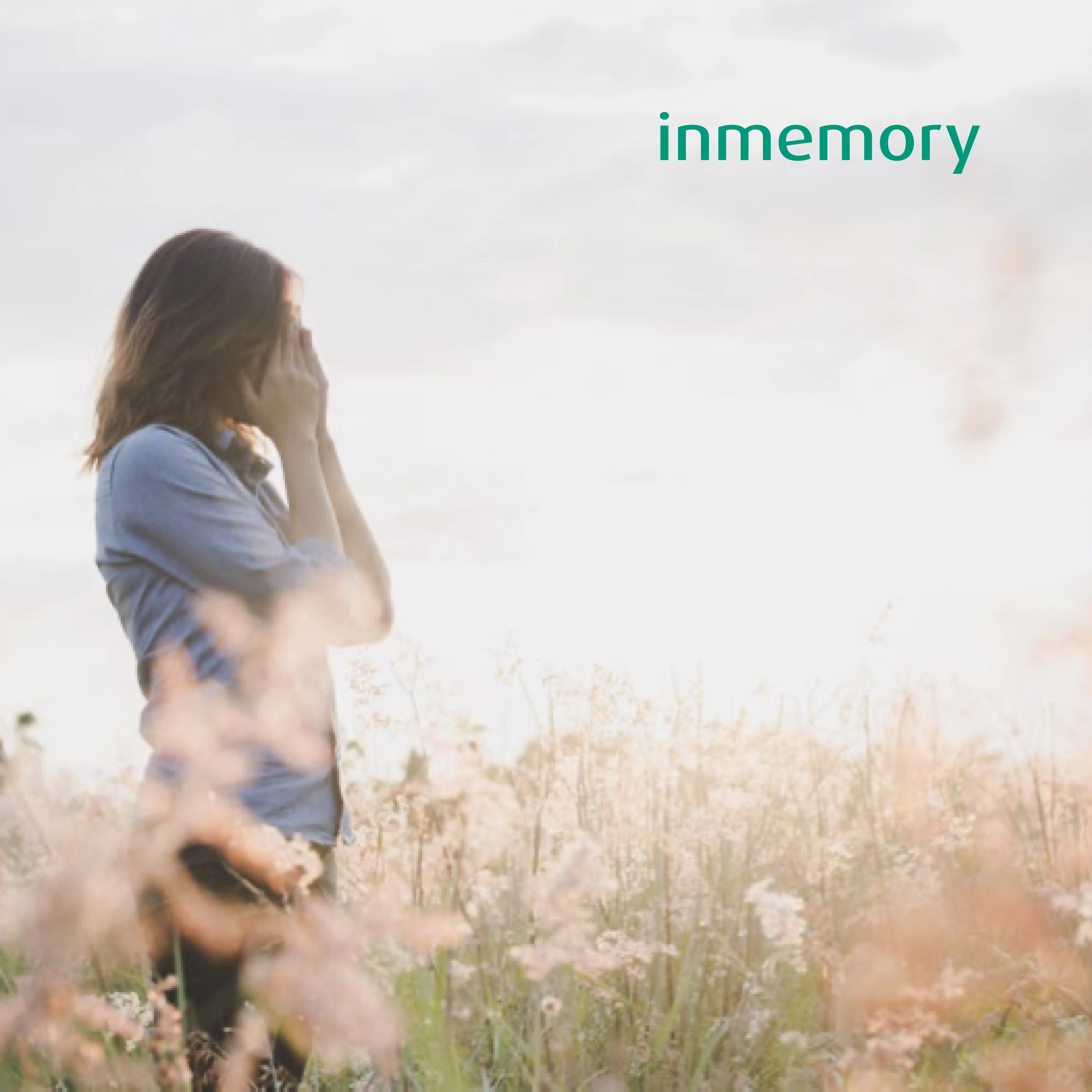 Kvinner som står i en blomstereng med hendene foran ansiktet.